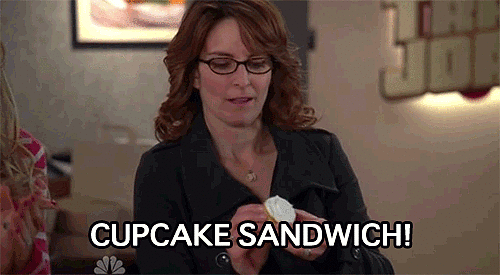 mujer con mucha hambre gif cupcake sandwich