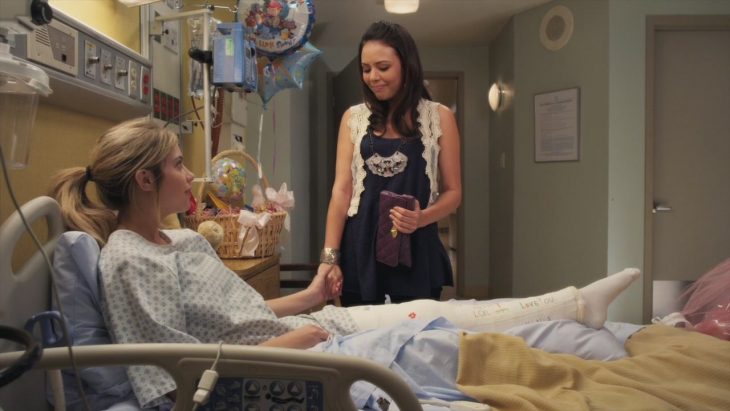 Escena de la serie pretty little liars hannah en el hospital junto a mona 