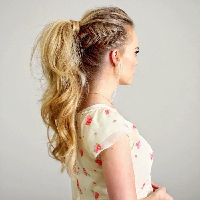 Chica con trenza cola de pez en un lado de su ponytail 