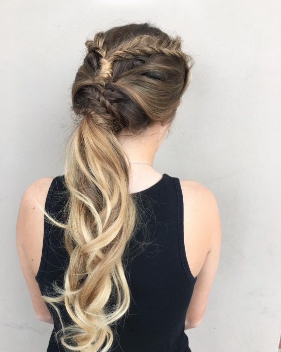 Chica con una trenza cola de pez que es envuelta por más cabellos 