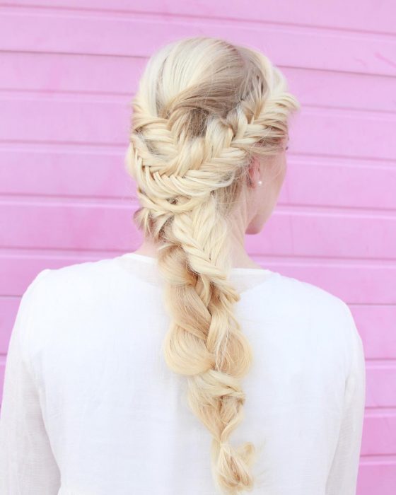 Chica con una Trenza cola de pez 