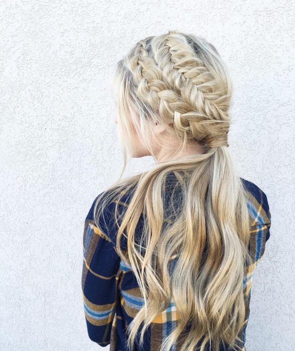 Chica con una corona en forma de trenza cola de pez 