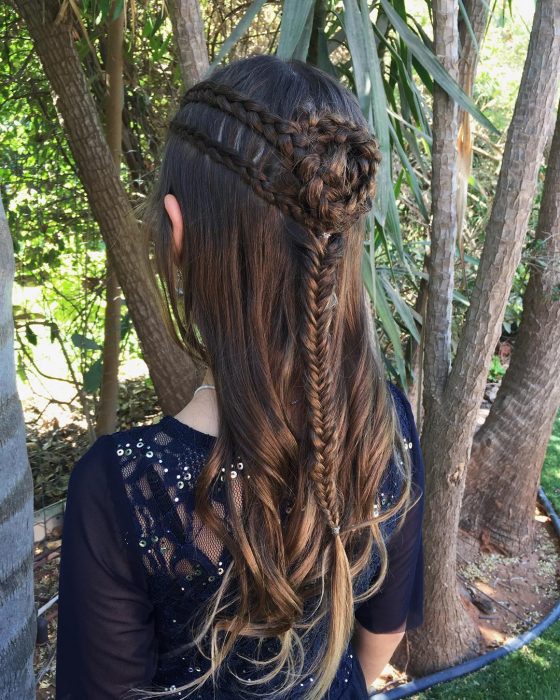 Chica con una trenza cola de pez doble sujetada en una media cola 