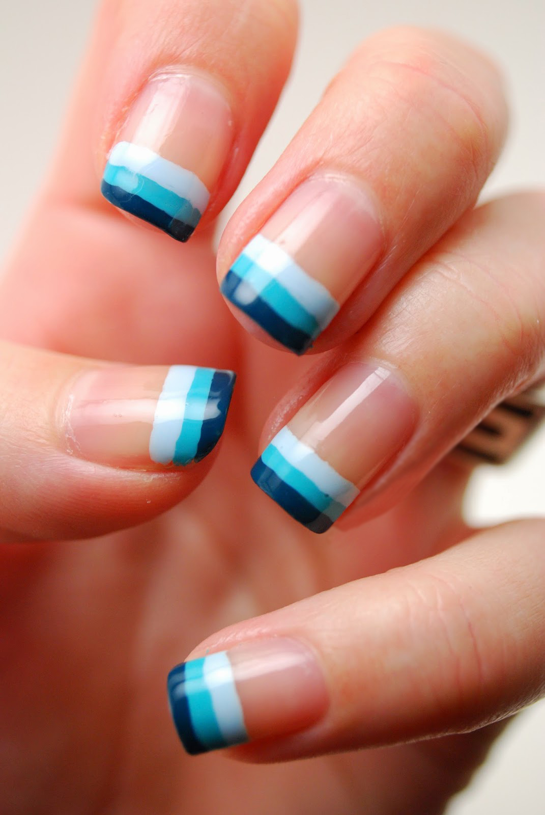 Uñas Pintadas De Color Azul Marino - Cómo pintarse las uñas: Dibujos para pintar uñas 2020 ... - En este caso te proponemos que dejes crecer un poco más de lo normal tus uñas y píntalas de color negro, gris o azul marino, deja secar y.