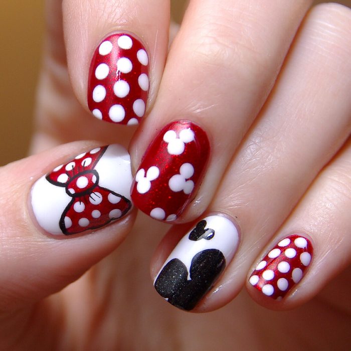Uñas de color rojo con diseño de mimi mouse