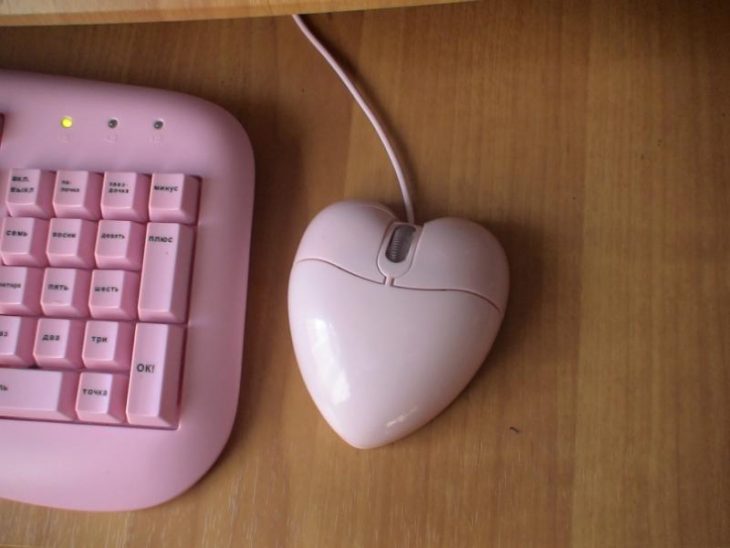 Teclado y mouse rosa 