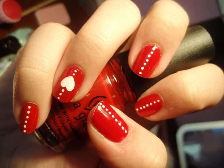Diseños de uñas de color rojo con puntos blancos 