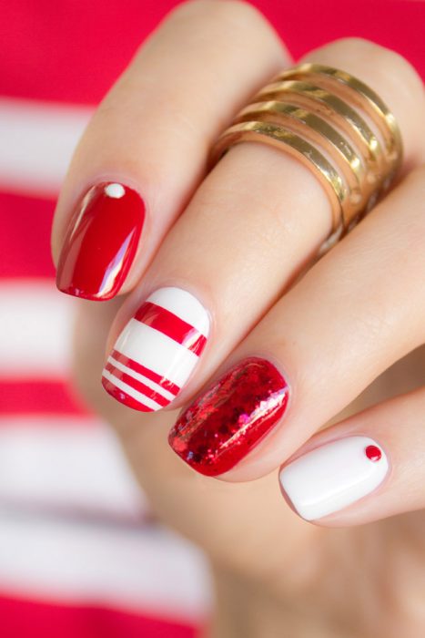 Diseños de uñas en color rojo con líneas blancas y puntos rojos 