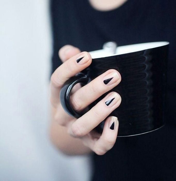 Uñas con diseños minimalistas con triángulos en color negro 