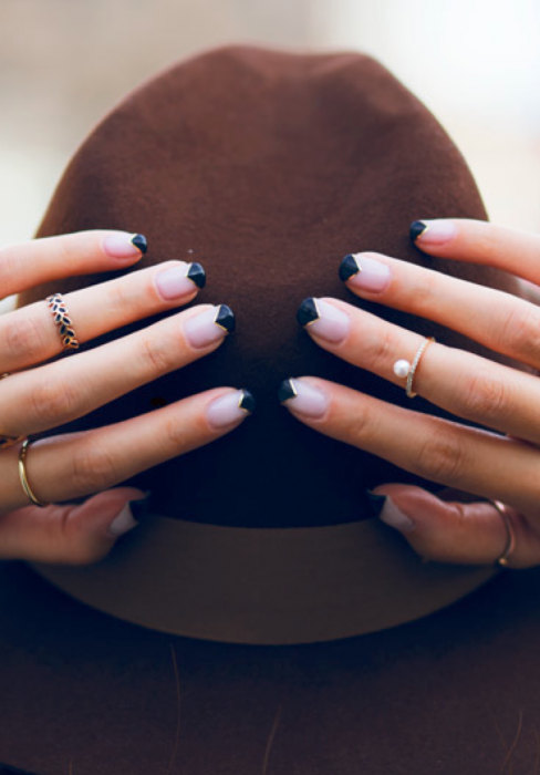 Uñas con diseños minimalistas con triángulos en la punta de las uñas 