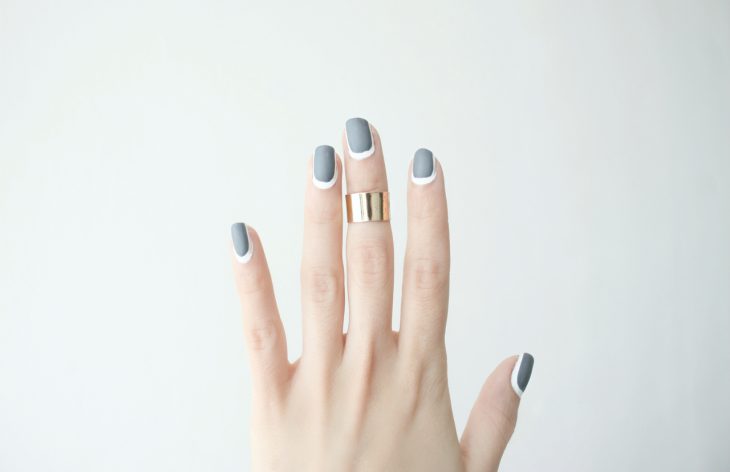 Uñas con diseños minimalistas en color gris con blanco 