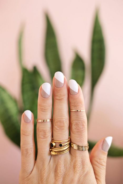 Uñas con diseños minimalistas en color blanco y la mitad café 