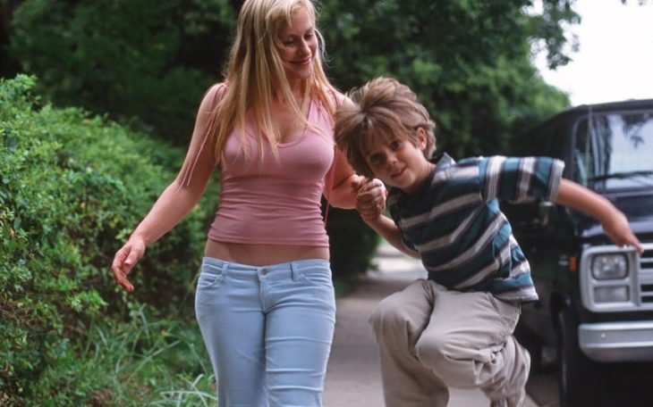 madre soltera y su hijo jugando felices