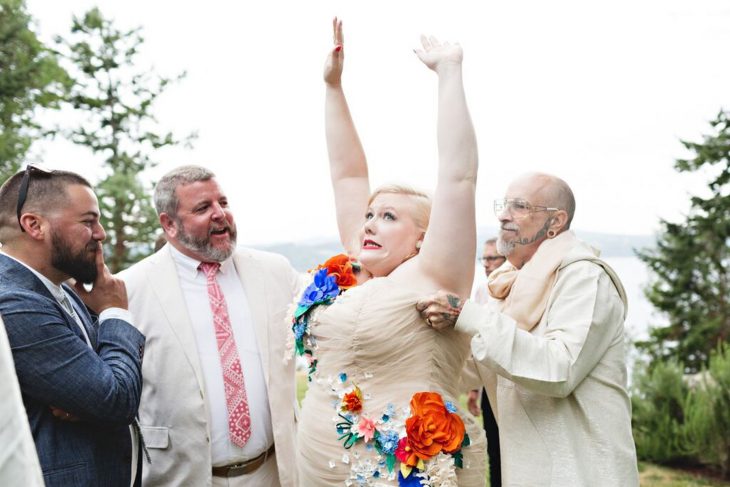 novia con sobre peso probando vestido padre le ayuda