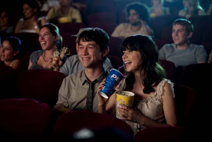 pareja feliz en el cine refresco y palomitas