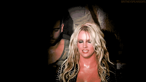 GIF Britney Spears sudando 
