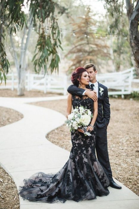 Chica con vestido de novia negro 