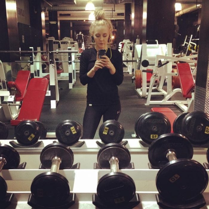 Chica vestida de negro en el gym 