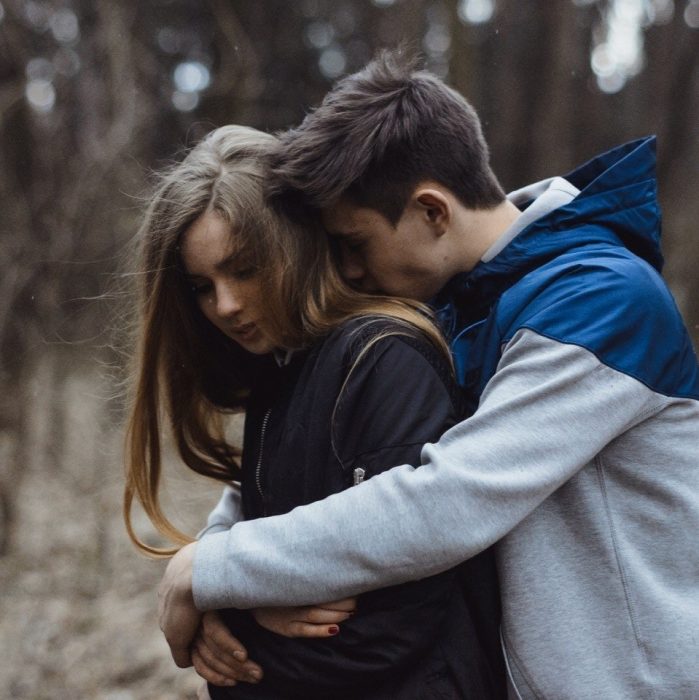 hombre abrazando a su mujer romantico