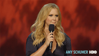 mujer haciendo stand up comedy amy schumer