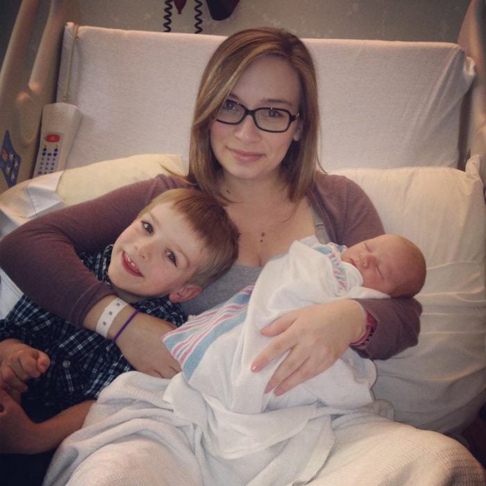 mujer con dos niños en cuarto de hospital 