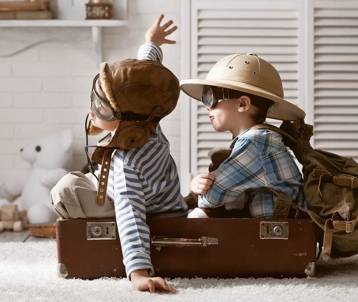 par de niños jugando a pilotos avion 