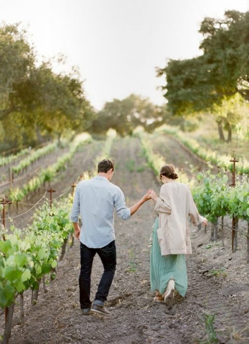 pareja en un viñedo 