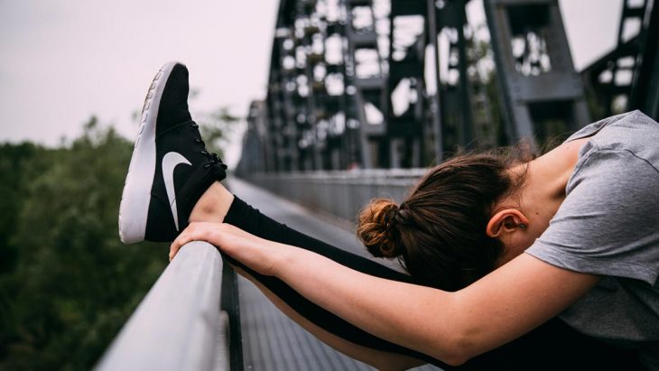 mujer activa haciendo ejercicio calentamiento