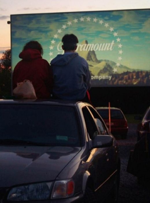 pareja arriba de coche en un autocinema peliculas