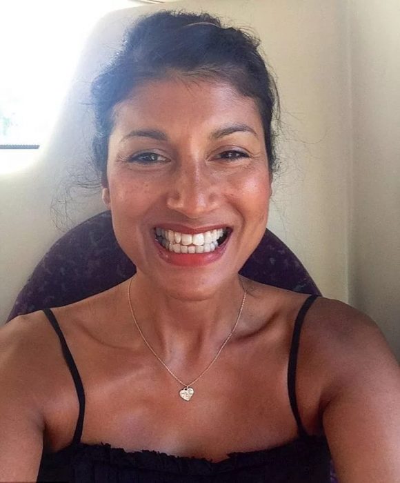 mujer de 52 años luce como de 30 sonrie