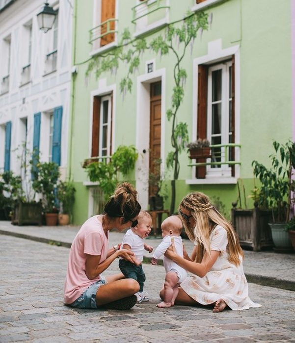 pareja de madres con sus hijos incados