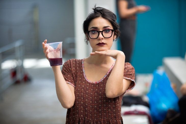 mujer con lentes y vaso de vino pose