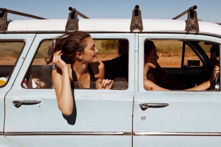 mujer en ventana de van feliz 