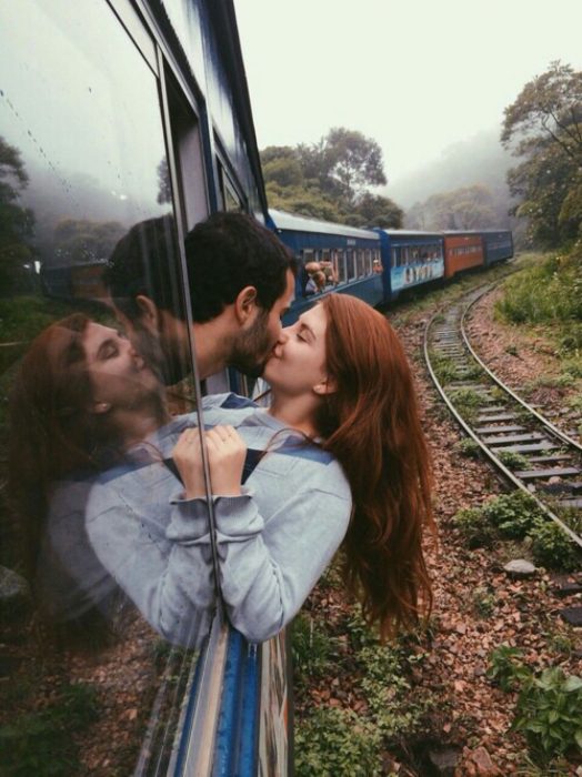 pareja besandose en un vagon del tren