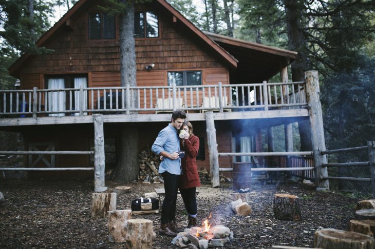 pareja en una cabañana en el campo