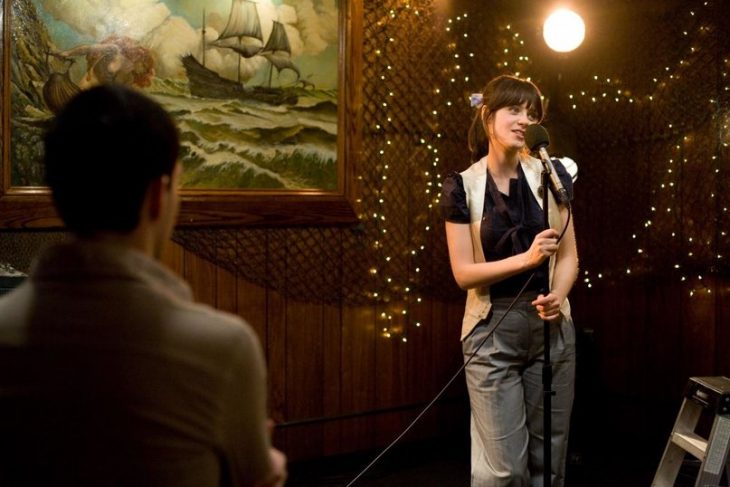 chica cantando en karaoke 500 dias zooey