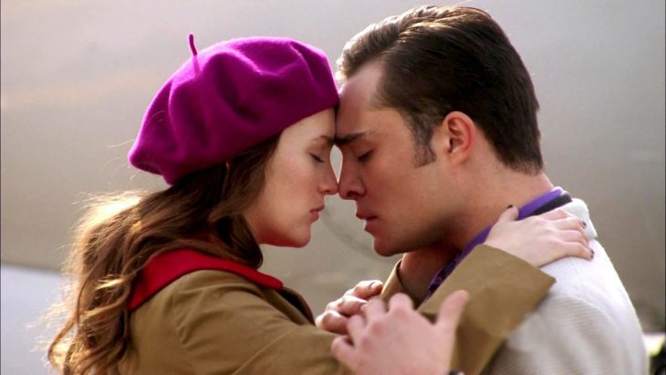 Escena de la serie gossip girls. Chuck y Blair abrazados 