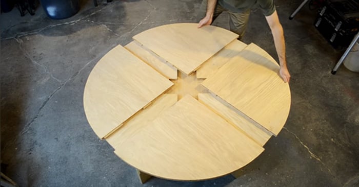 Mesa diseñada de forma que al girarla se hace más grande