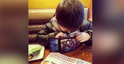 Este niño de tan sólo 6 años invita a su mamá a cenar una vez al mes ¡La razón es adorable!