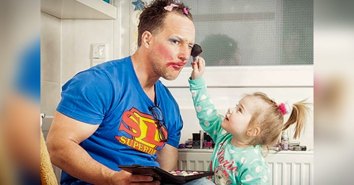 El padre soltero que fue a clases de peluquería para poder peinar a su hija