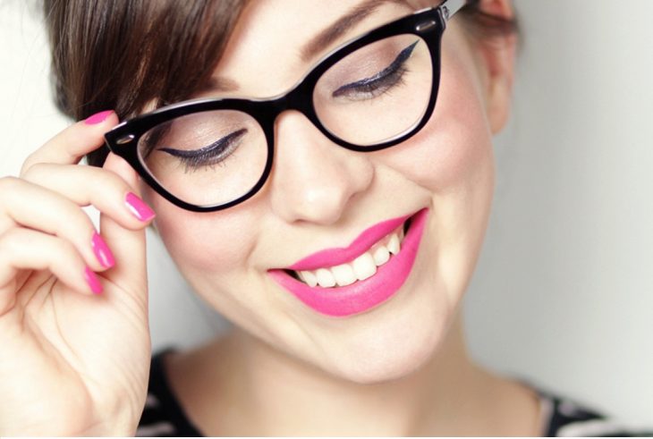 Chica usando lentes y mostrando sus ojos delineados 