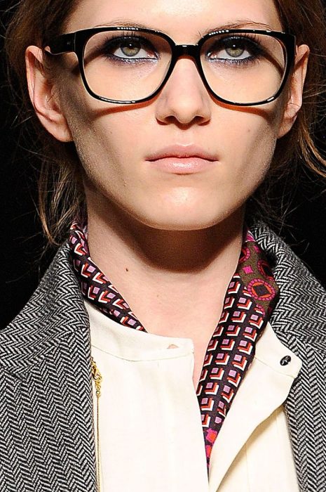 Chica que es modelo usando lentes
