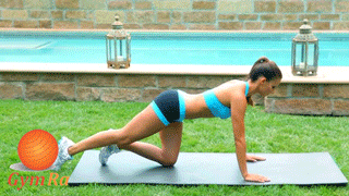 mujer en el suelo haciendo ejercicio de gluteos y pierna gif