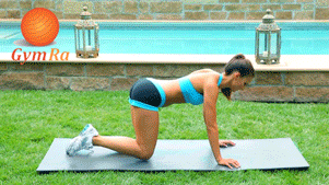 mujer en el suelo haciendo ejercicio de gluteos y pierna gif