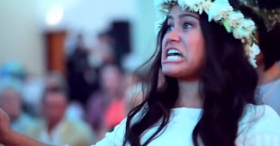 Los padrinos de boda realizan la danza Haka Maorí y todos los invitados rompen en llanto