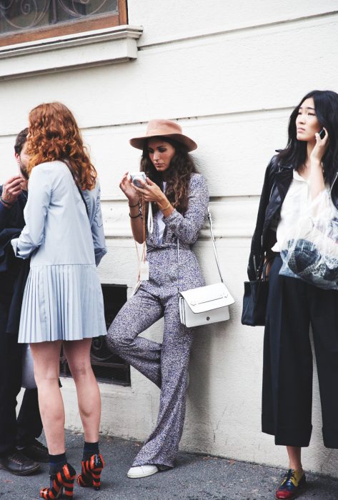 Chicas durante una sesión de fotos para vogue 