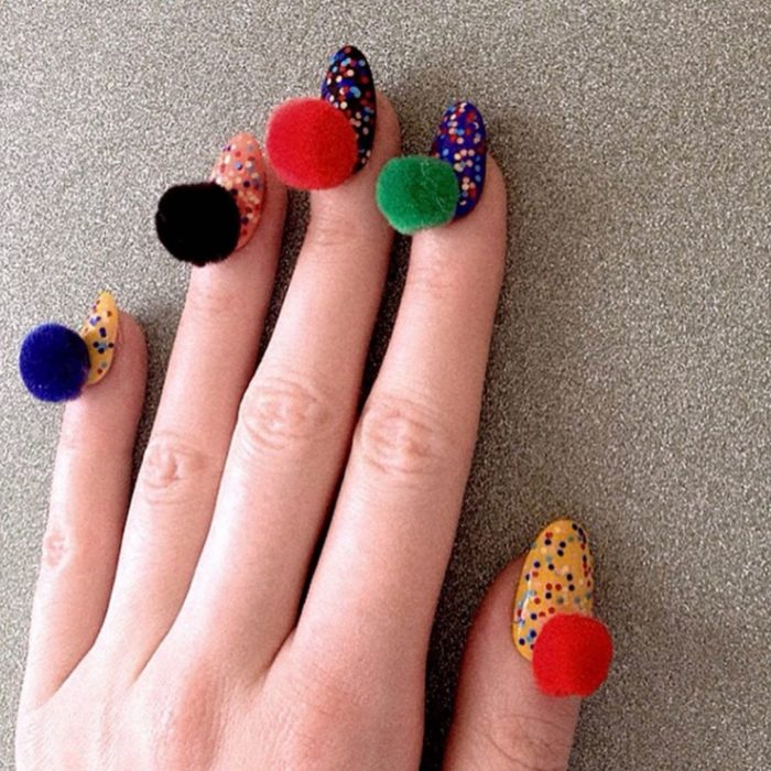 uñas de colores con pompones