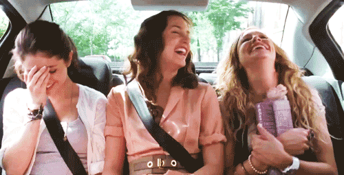 GIF escena de la película montecarlo chicas viajando en un automóvil 