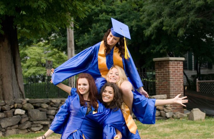 Chicas usando birretes y togas de graduación 