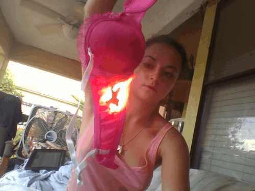 mujer quemando brassiere